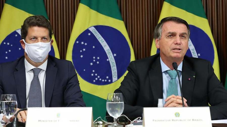 Bolsonaro fez seu discurso ao lado de Ricardo Salles, ministro do meio ambiente — Foto: Reprodução/Marcos Corrêa-PR
